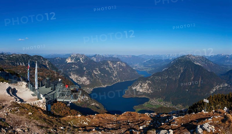Five Fingers viewpoint with a view of Hallstaettersee