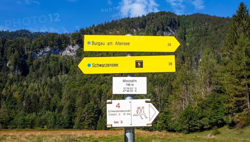Signpost along the hiking trail from Schwarzensee to Moosalm