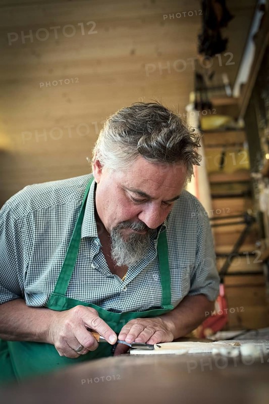 Work on the lid of the instrument