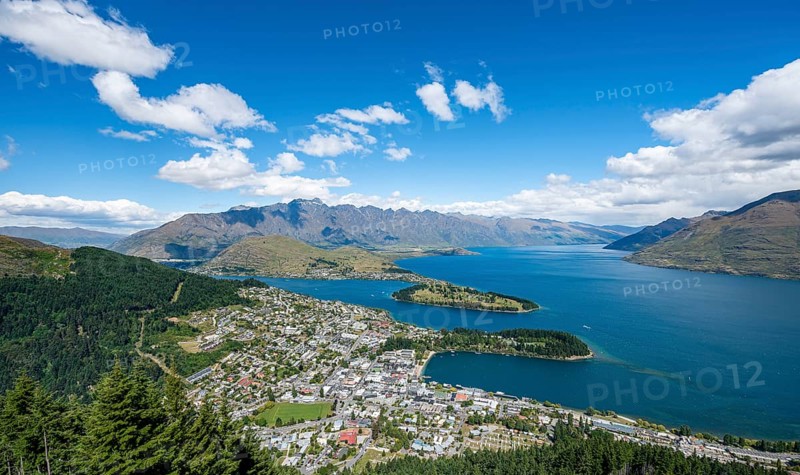 View of Lake Wakatipu and Queenstown