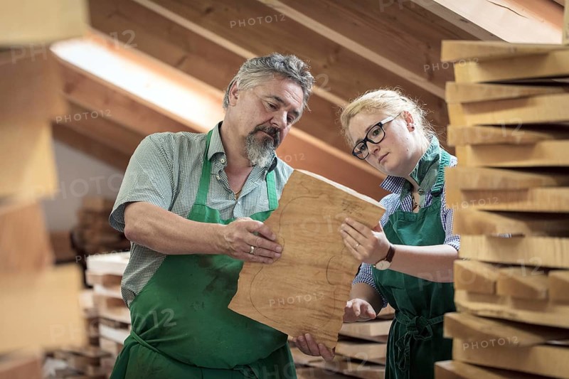 Employee and master violin maker Rainer W