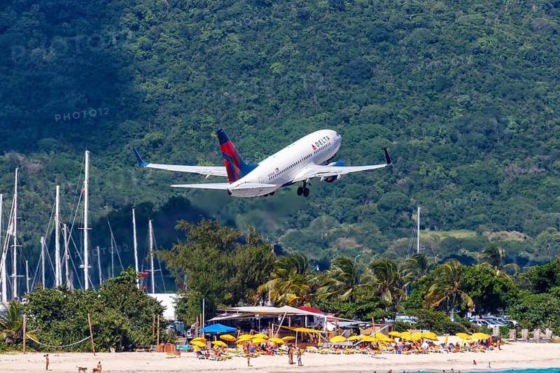 A Boeing 737-700 of Delta Air Lines with the registration number N304DQ at St