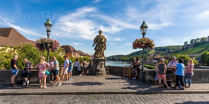 Serving Franconian wine at bar tables