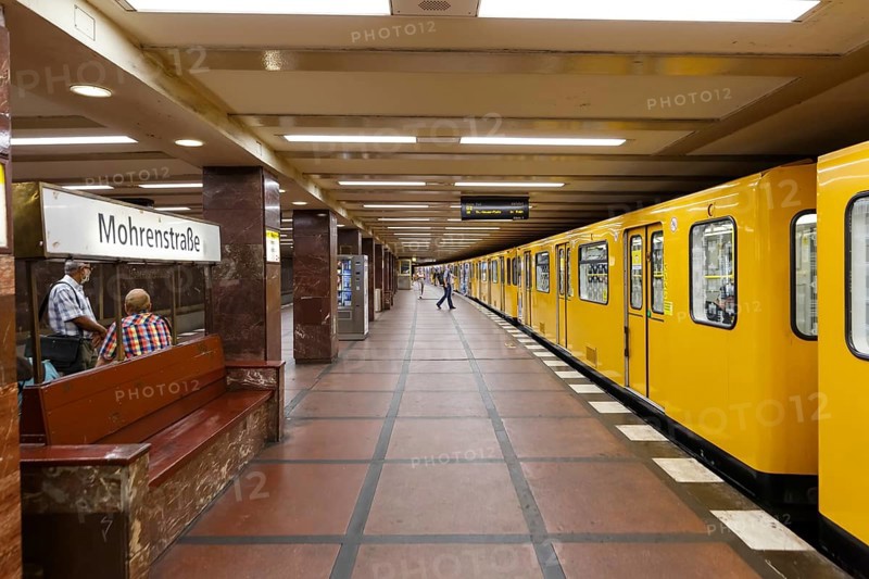 Mohrenstrasse Berlin Zug subway Metro subway station tunnel station subway station