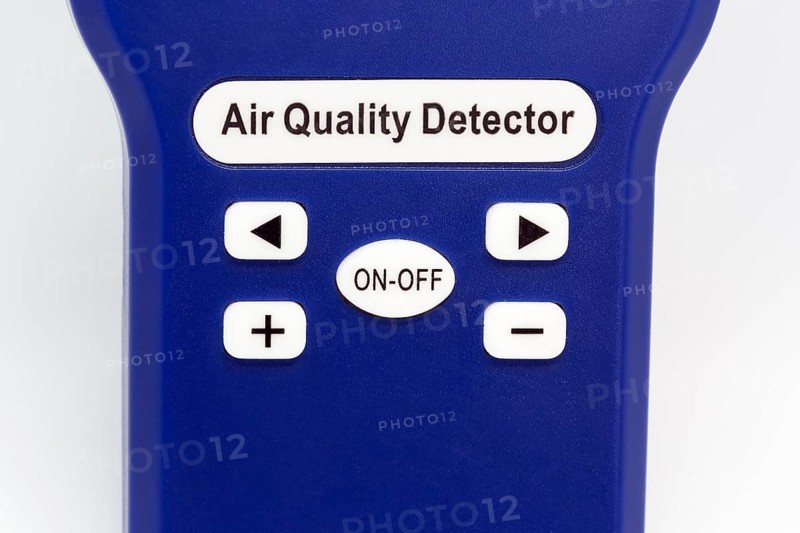 Measuring device for checking the quality of indoor air in offices