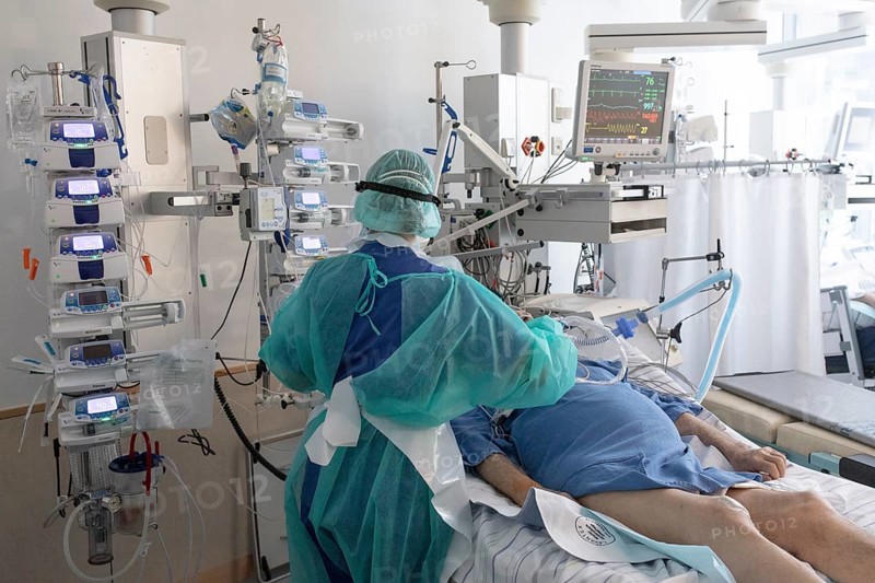 Treatment of a patient in intensive care unit for Covid patients