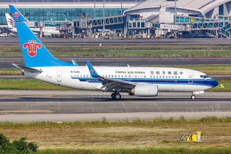 A Boeing 737-700 aircraft of China Southern Airlines with registration number B-5291 at Guangzhou