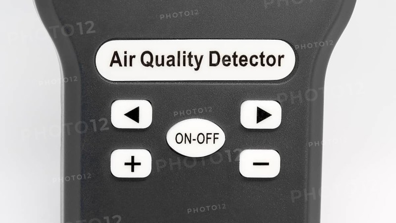 Measuring device for checking the quality of indoor air in offices