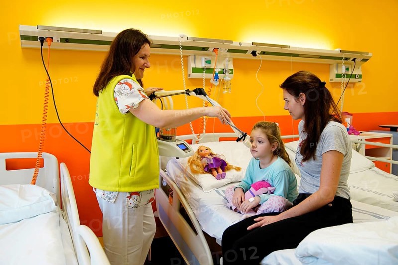 Treatment of a paediatric patient in a paediatric department in a hospital by inhalation in the presence of a mother