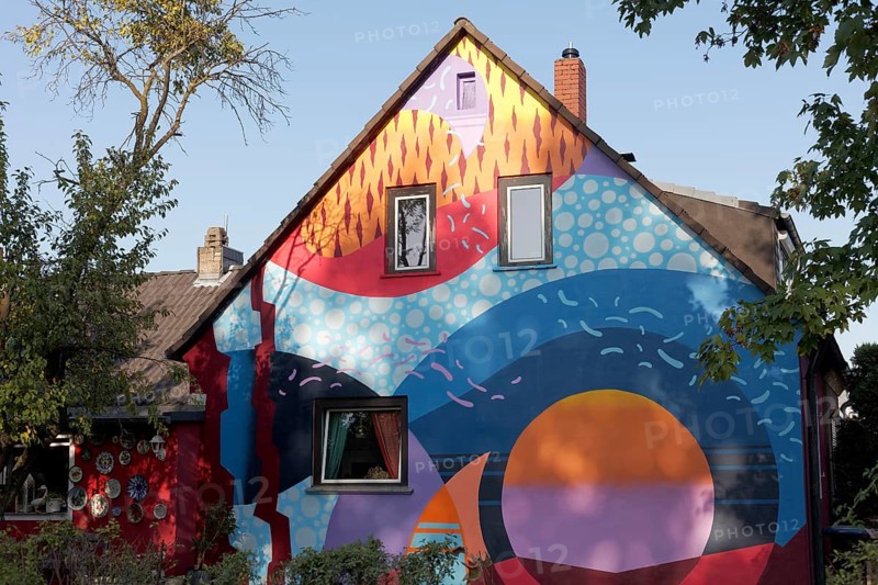 Detached house with colourful facade design by the streetart artists Story Duo