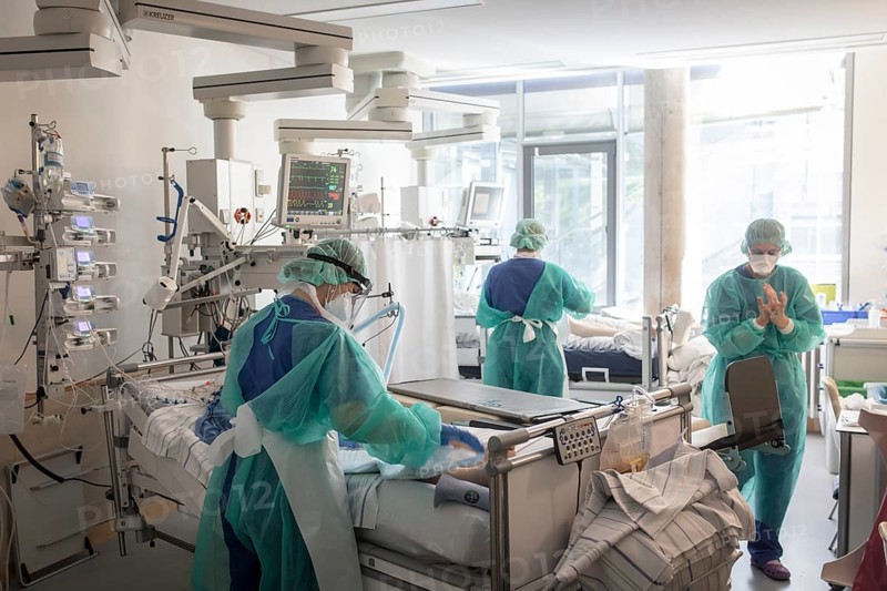 Treatment of a patient in intensive care unit for Covid patients