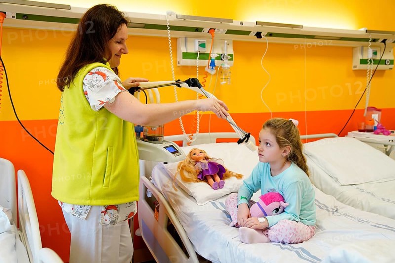 Treatment of a paediatric patient in a paediatric ward in a hospital by inhalation