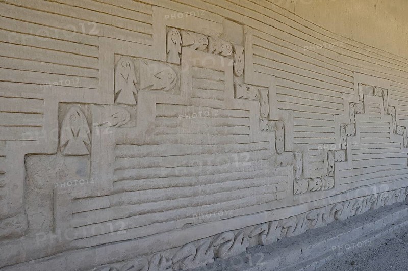 Relief with fishes on the wall of mud brick