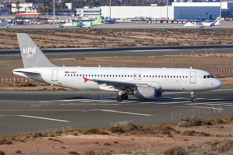 A Sundair Airbus A320 aircraft with registration mark D-ASEF at Gran Canaria Airport