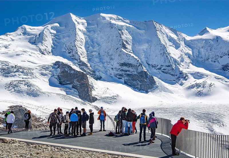 Panoramic terrace on the Diavolezza with Piz Palue and Persglacier