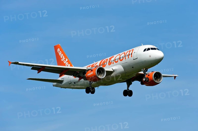 Airbus A319-100 of the airline easyJet on approach to Geneva