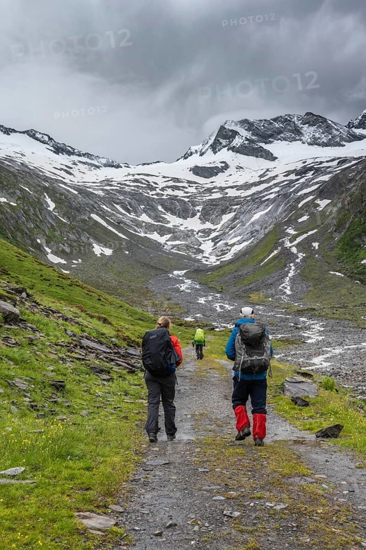 Wanderer im Tal bei schlechtem Wetter