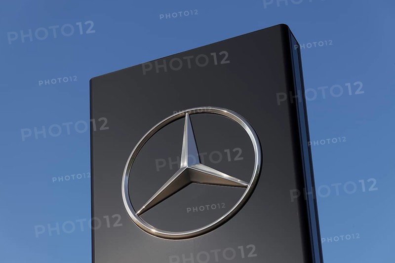 Column with Mercedes star