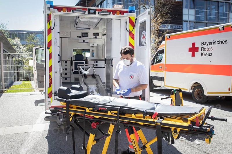 Paramedic cleans stretcher in front of Agatharied hospital