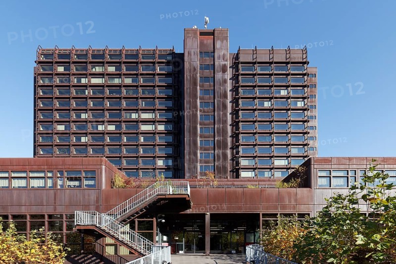 Office building with facade made of corten steel