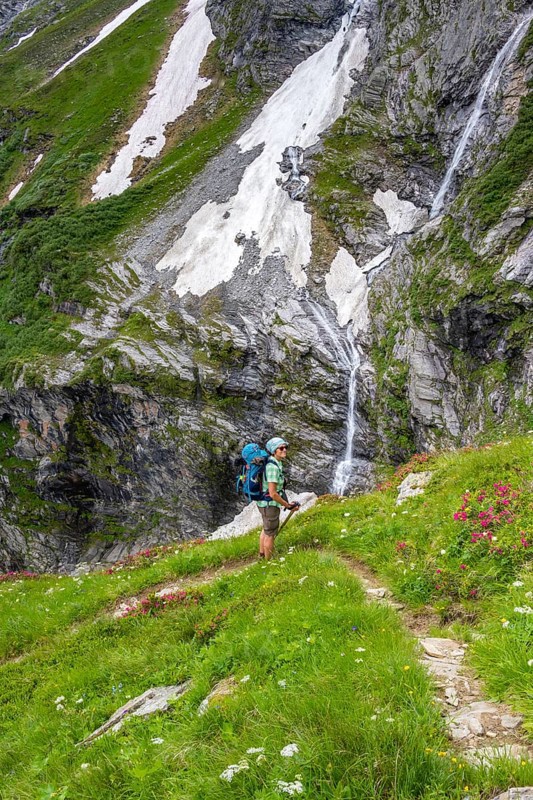 Hiker on the descent from the Moerchnerscharte to the Greizer Hut