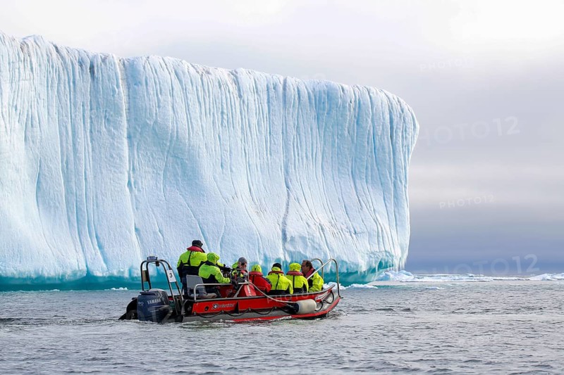 Zodiac dinghy on the way to table icebergs