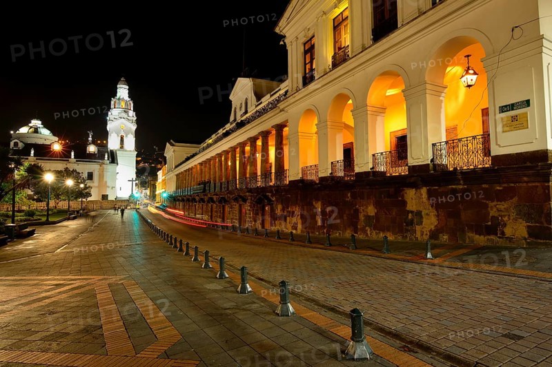 Plaza Grande with government seat Palacio de Carondelet and cathedral