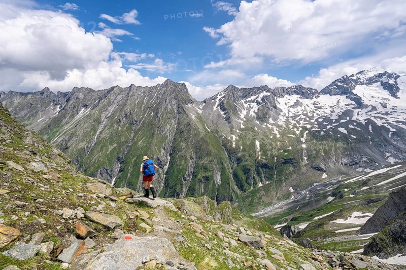 Hiker on the descent from the Moerchnerscharte to Floitengrund