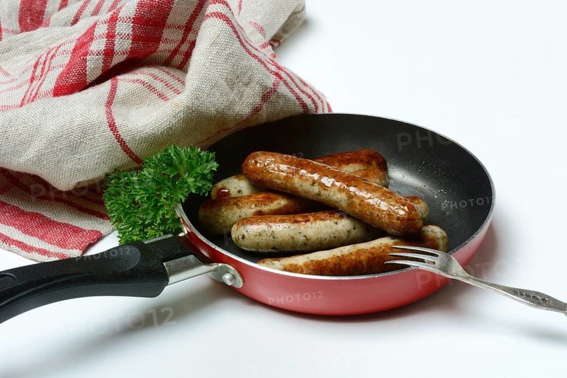 Nuremberger Rostbratwurstchen in pan