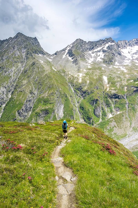Hiker on the descent from the Moerchnerscharte to the Greizer Hut