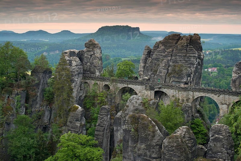 Bastion with Wehlnadel and Wehlgrund to the Lilienstein at sunrise