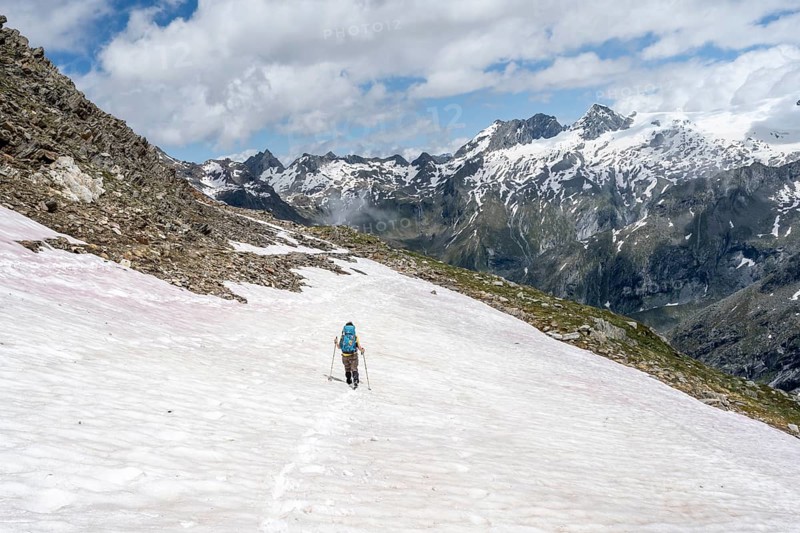 Hiker on the descent from Schoenbichler Horn to the Berliner Hut