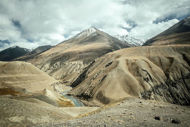 Barren plateau with the gorge of the Wachandarja