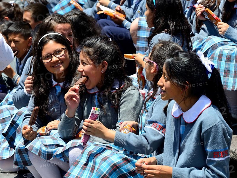 School class eating ice cream on the steps of the cathedral