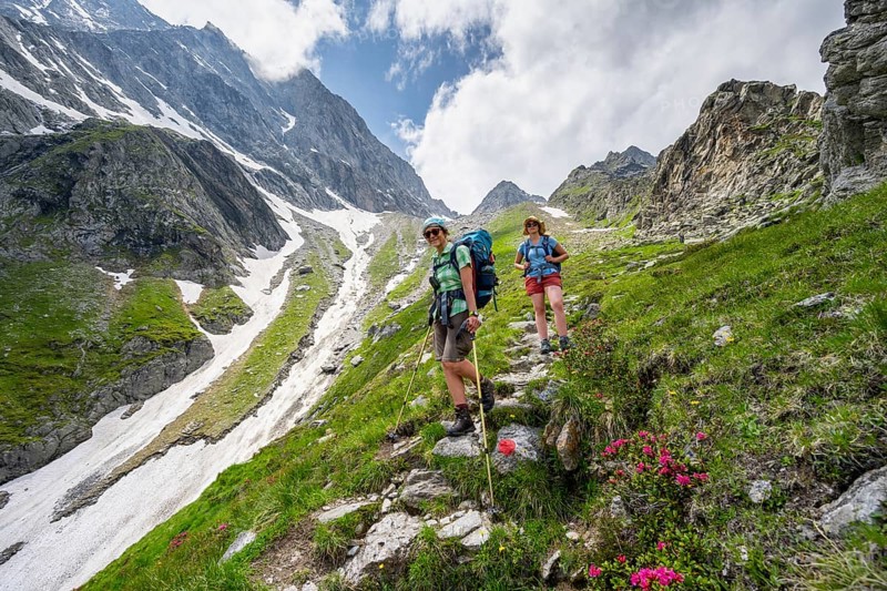 Hiker on the descent from the Moerchnerscharte to Floitengrund