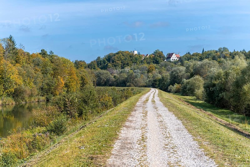 Cycle path on the canal dam of the Isar