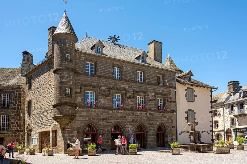 Town hall and tourist office on square Tyssandier d' Escous