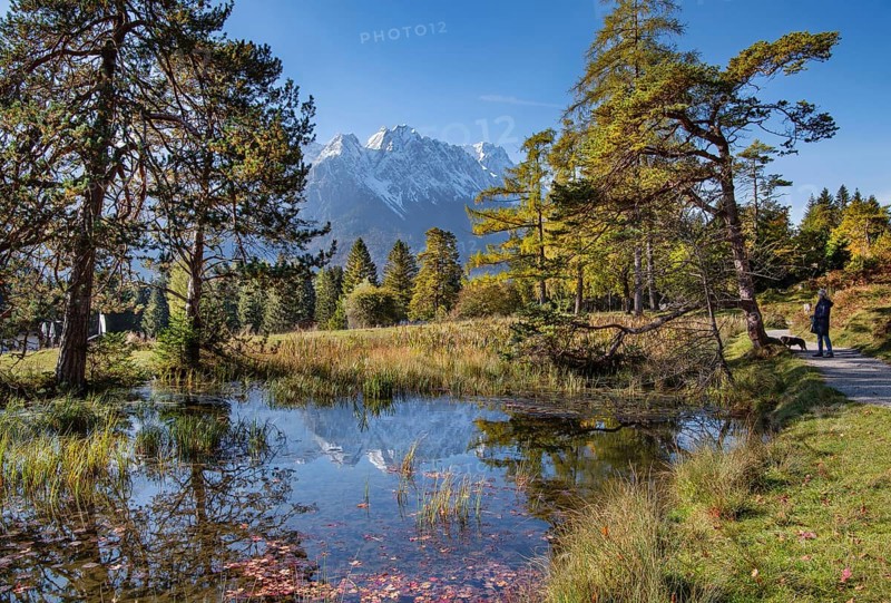 Pond on the Kramerplateauweg with Zugspitze group