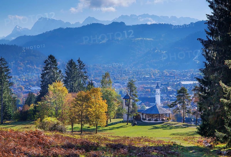 Autumn landscape on the Kramerplateauweg with a view of the village and the Karwendel Mountains