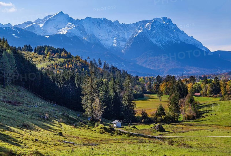 Autumn landscape on the Philosophenweg with Zugspitze group