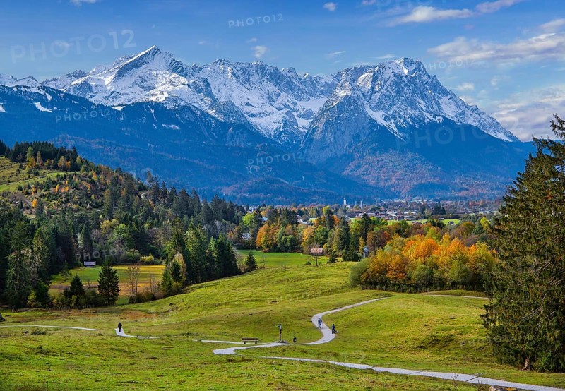Autumn landscape on the Philosophenweg with Zugspitze group