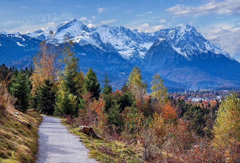 Autumn landscape on the Philosophenweg with Zugspitze group