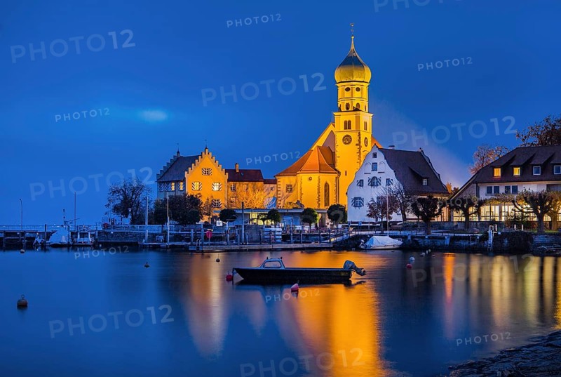 Peninsula with the parish church of St. George at night