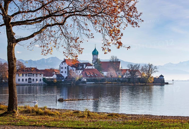 Peninsula with the parish church of St. George in front of the Alps