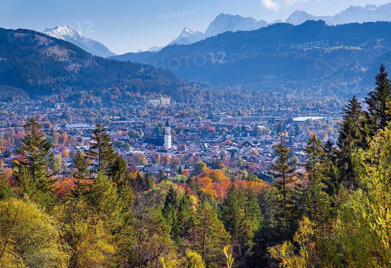 Autumn landscape on the Kramerplateauweg with a view of the village and the Karwendel Mountains
