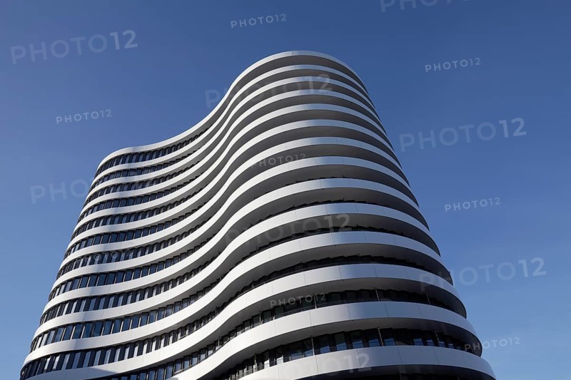 Office tower with curved facade by SOP Architekten