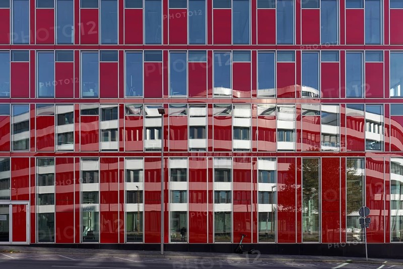 Trivago building reflected in the Capricorn office building