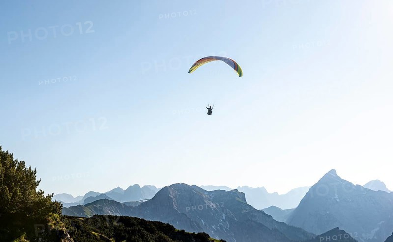 Paragliding in flight in front of the Sonnjoch