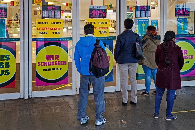 People on the last day in front of the entrance of a department store