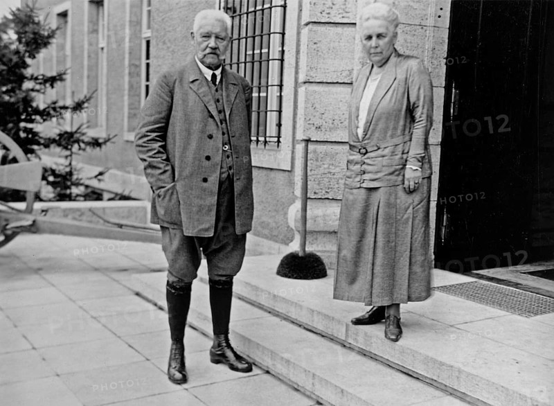 Paul von Hindenburg and a woman in front of Gut Neudeck
